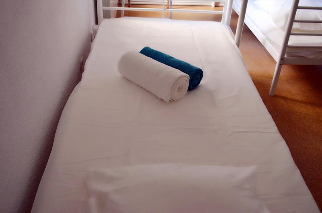 Cama individual en habitación compartida mixta